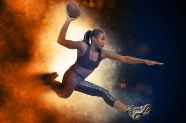  Futbol topu atma sırasında güzel genç kadın oyun kurucu