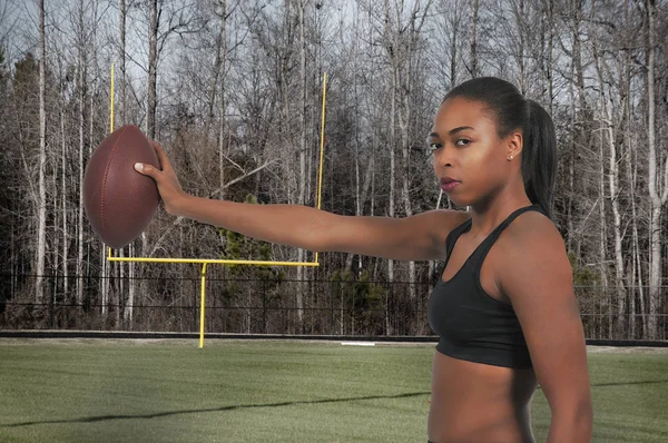 Schöne Junge Frau Quarterback Beim Werfen Eines Fußballs — Stockfoto