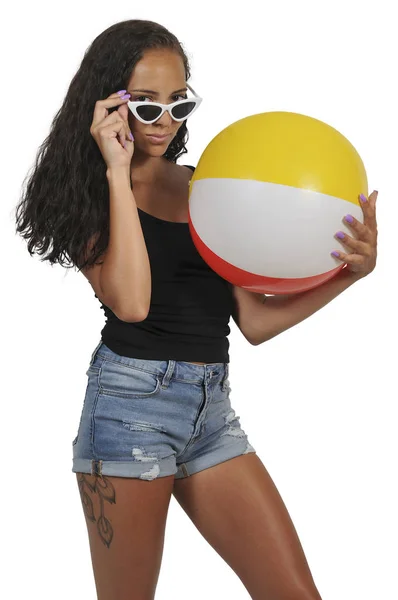 Красивая Молодая Черная Женщина Держит Пляжный Мяч — стоковое фото
