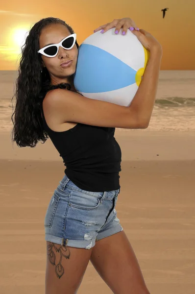 Красивая Молодая Черная Женщина Держит Пляжный Мяч — стоковое фото