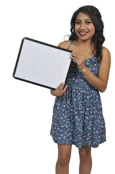 美丽的年轻女子举着一块空白的干擦除标志 — 图库照片