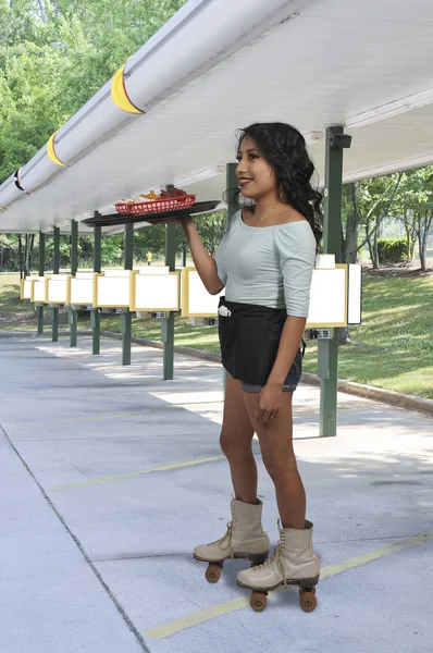 Mulher Serviço Alimentação Servidor Trabalhador Garçonete Patins — Fotografia de Stock