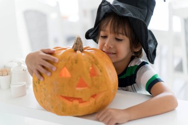 Cadılar Bayramı Balkabağı sevimli çocukla