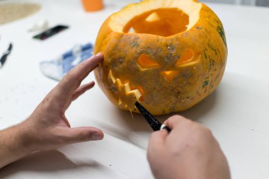 Cadılar Bayramı Balkabağı yapma adam