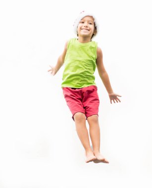 Trambolin üzerinde atlama Noel Baba şapkası olan küçük çocuk