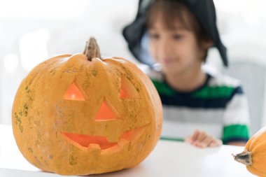 Cadılar Bayramı Balkabağı sevimli çocukla