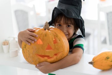 Cadılar Bayramı Balkabağı sevimli çocukla