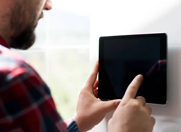 Man Working Smart Home Device — Stock Photo, Image