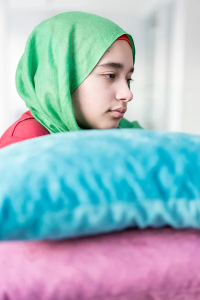 有枕头的穆斯林女孩在家里 — 图库照片