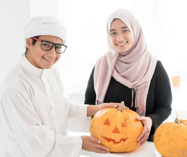 Miúdas Árabes Com Abóbora Halloween — Fotografia de Stock