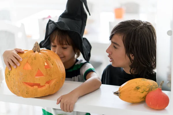 Lindo Niño Con Calabazas Halloween — Foto de Stock