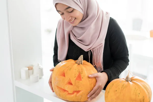 Arabisches Kind Mit Halloween Kürbis — Stockfoto
