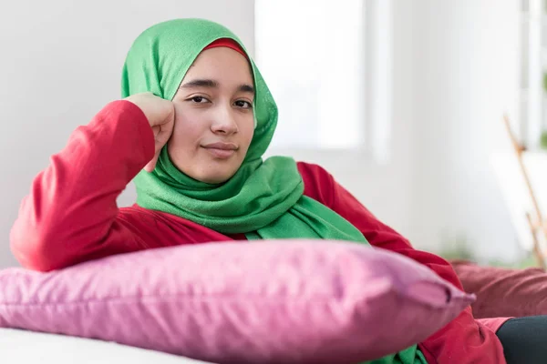 Chica Musulmana Con Almohada Casa — Foto de Stock