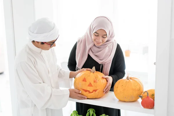Anak Anak Arab Dengan Labu Halloween — Stok Foto