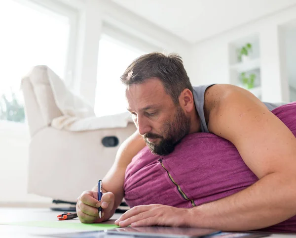 Mann Macht Kunst Und Handwerk Hause Auf Dem Fußboden — Stockfoto