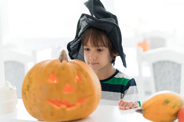 Anak Manis Dengan Labu Halloween — Stok Foto