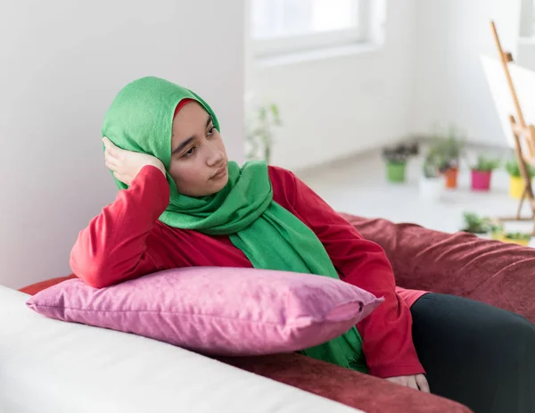 Chica Musulmana Con Almohada Casa — Foto de Stock