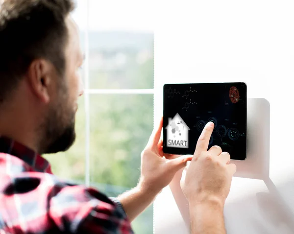 Hombre Trabajando Dispositivo Inteligente Para Hogar — Foto de Stock