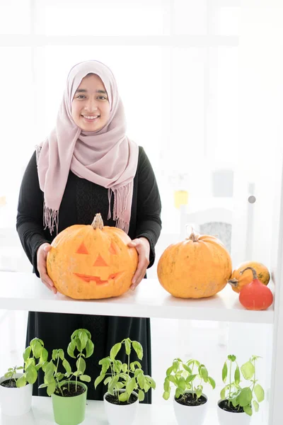 Niño Árabe Con Calabaza Halloween —  Fotos de Stock