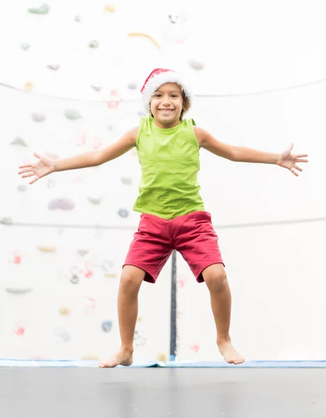 Jongetje Met Kerstmuts Springen Trampoline — Stockfoto