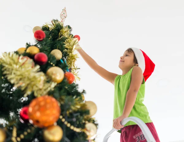 Menino Escada Árvore Decoração Para Natal — Fotografia de Stock