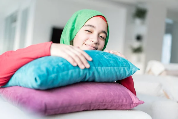 Chica Musulmana Con Almohada Casa —  Fotos de Stock