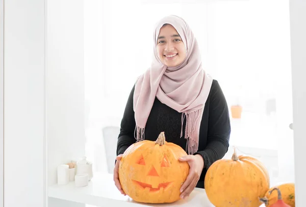 Miúdo Árabe Com Abóbora Halloween — Fotografia de Stock