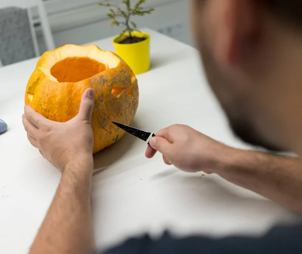 Man Making Halloween Pumpkin — Stock Photo, Image