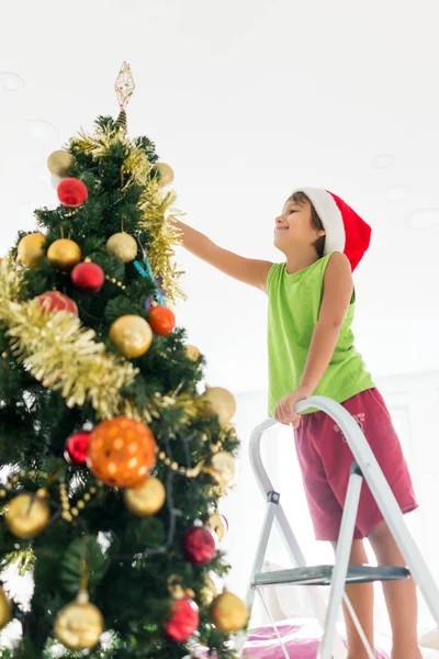 Αγόρι Σκάλα Διακόσμηση Δέντρο Για Χριστούγεννα Εικόνα Αρχείου