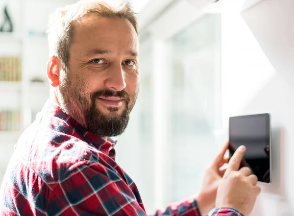 Homme Travaillant Sur Appareil Maison Intelligente Photo De Stock