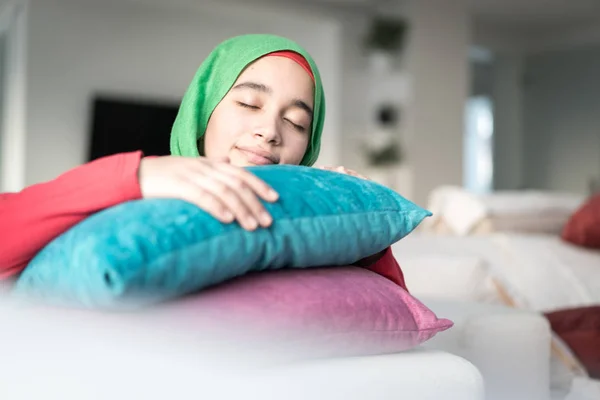 Evde Yastık Ile Müslüman Kız — Stok fotoğraf
