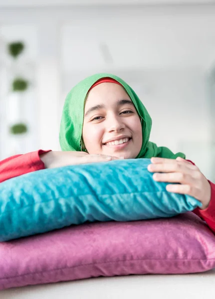 Muslim Gadis Dengan Bantal Rumah — Stok Foto