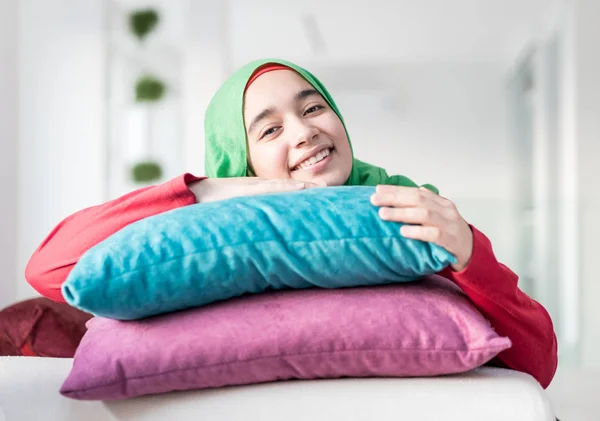 Menina Muçulmana Com Travesseiro Casa — Fotografia de Stock