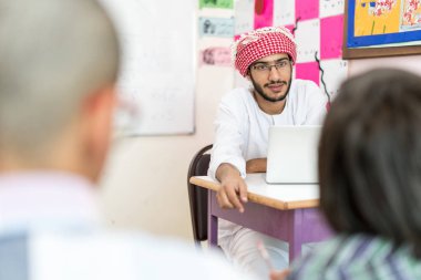 Müslüman öğretmen ile okul sınıfında çocuk