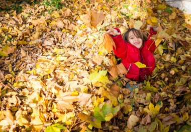 Sonbaharda oynak mutlu küçük çocuk parkında bırakır