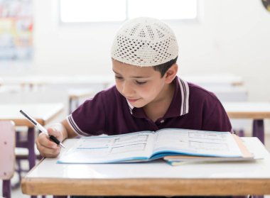 okul çocukları sınıfta.