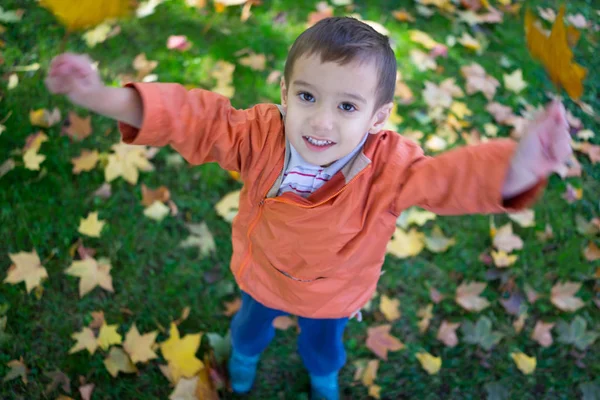 Garçon dans le parc — Photo