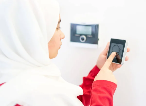 Muslimská dívka v inteligentní dům — Stock fotografie