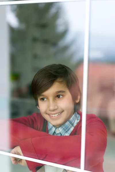 Felice ragazzo dietro vetro della finestra — Foto Stock