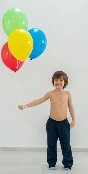 Junge genießt ein Bündel Luftballons — Stockfoto