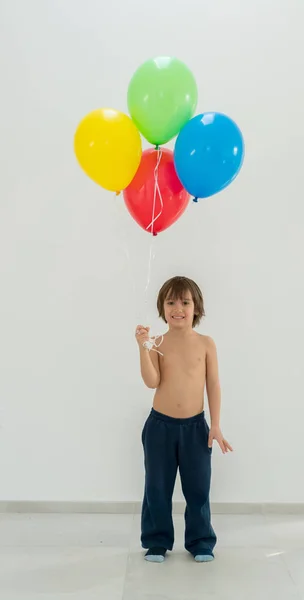 Chico disfrutando de un montón de globos — Foto de Stock