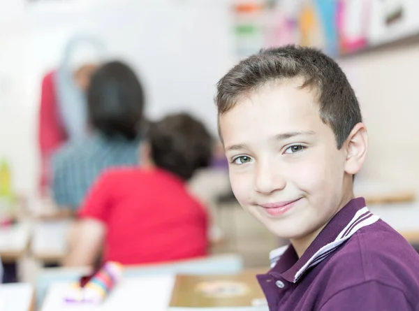 Skolbarn i klassrummet — Stockfoto