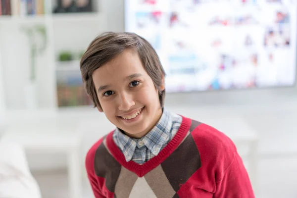 Niño feliz sonriendo — Foto de Stock