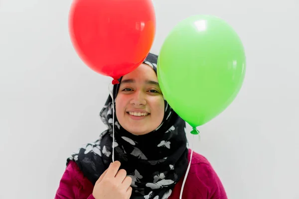 Glückliches muslimisches Mädchen mit Luftballons — Stockfoto