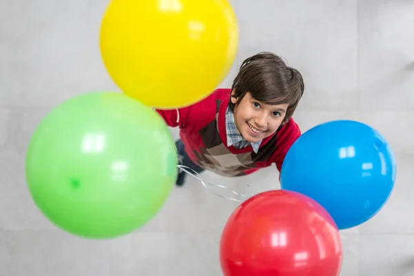 Vista superior do menino com balões — Fotografia de Stock