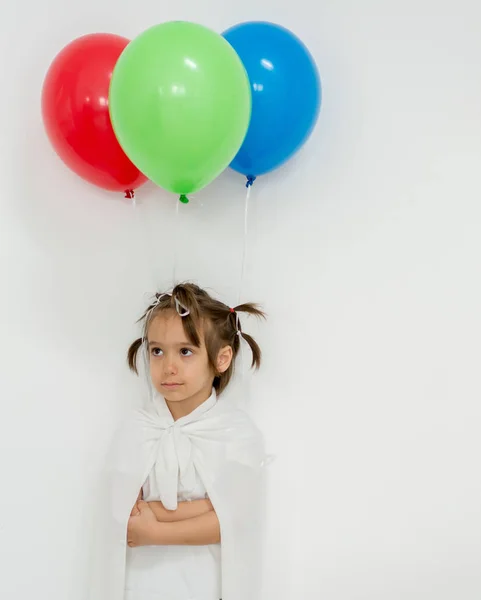 Glücklicher Junge mit einem Haufen Luftballons — Stockfoto