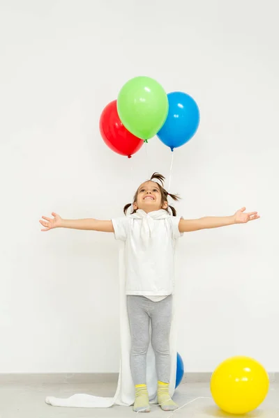 Ragazzo felice con un mucchio di palloncini — Foto Stock