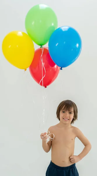 Мальчик наслаждается кучей шариков — стоковое фото