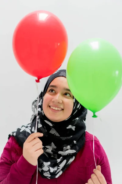 Ευτυχισμένο μουσουλμανικό κορίτσι κρατώντας μπαλόνια — Φωτογραφία Αρχείου