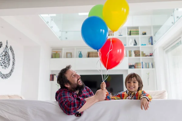 Glücklicher Vater und Sohn mit Luftballons — Stockfoto